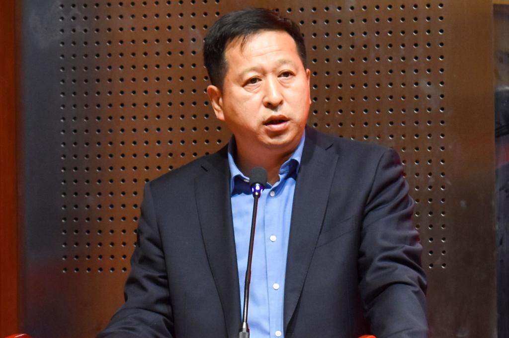 山东省路桥集团青岛分公司党总支书记曹建军致辞获奖教师代表代朋发言