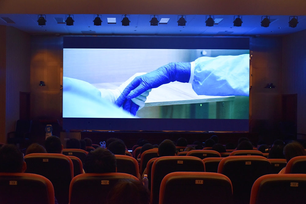 红色摇篮11期观影中国医生弘扬伟大抗疫精神